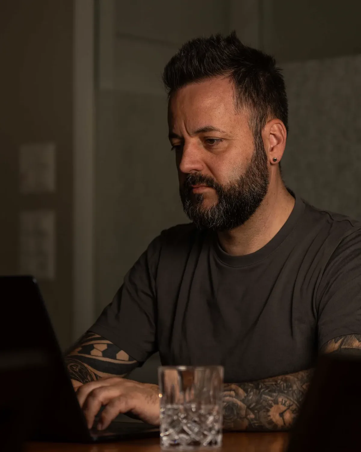 Oliver Bereuter arbeitet konzentriert am Laptop
