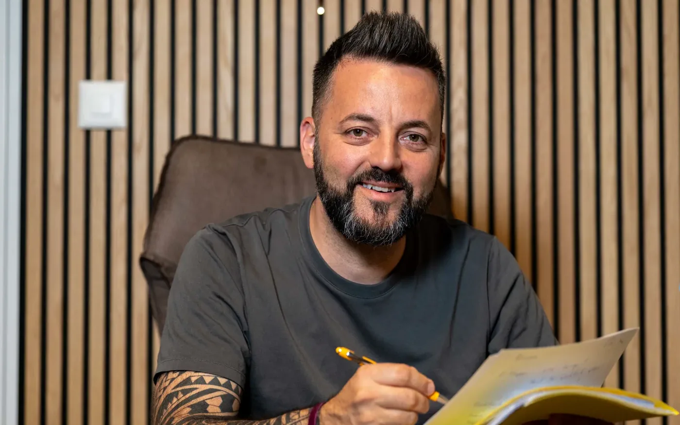 Oliver Bereuter bei der Arbeit am Videokurs Goldene Narben